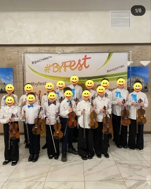 Группа учеников со скрипками на фестивале Byfest