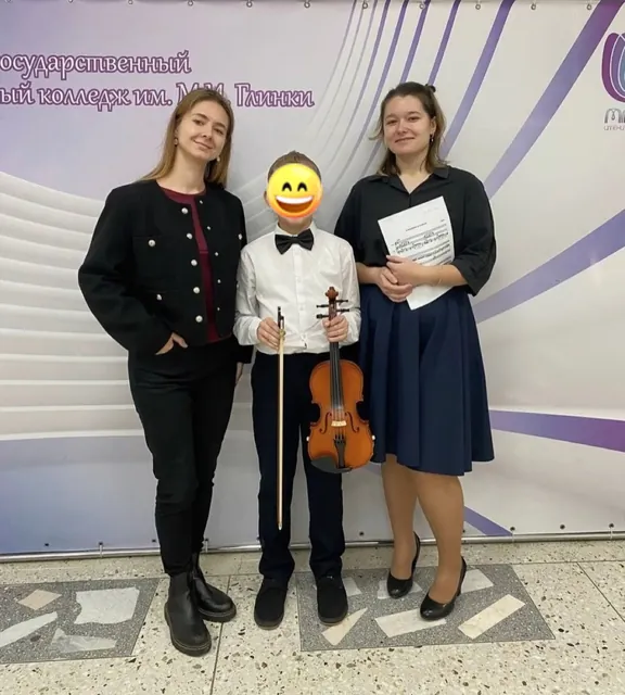 Ученик с преподавателями после конкурса
